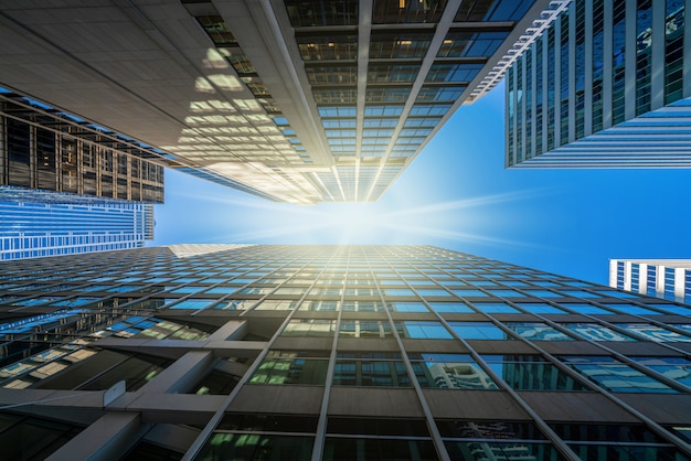 Paisagem urbana de edifícios de óculos de escritório moderno sob o céu azul claro em Washington DC