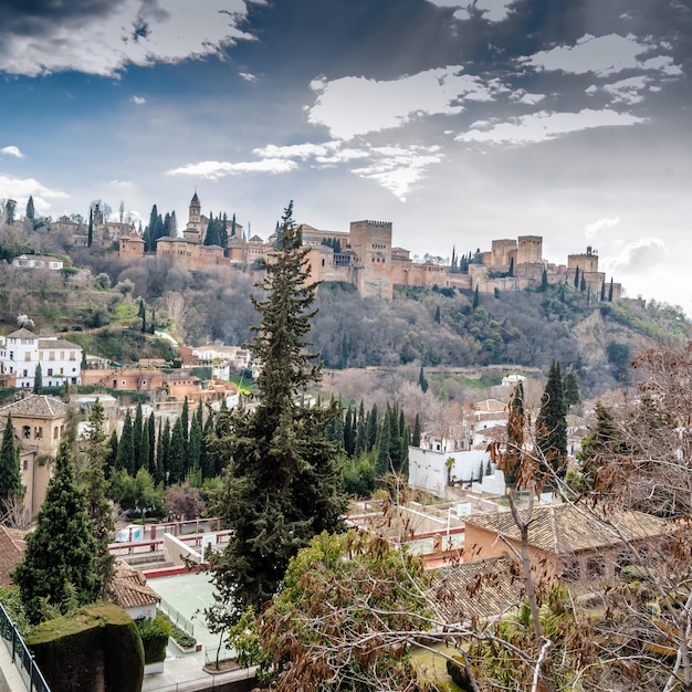 Paisagem urbana de Granada, sul da Espanha, com o Palácio de Alhambra ao fundo
