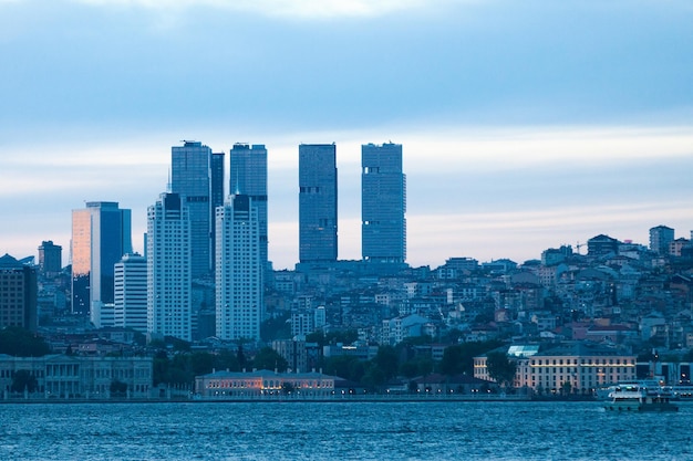 Paisagem urbana de Istambul ao entardecer