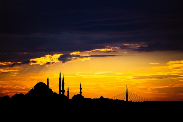 Paisagem urbana de Istambul com a famosa mesquita ao pôr do sol