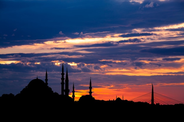 Paisagem urbana de Istambul com a famosa mesquita ao pôr do sol