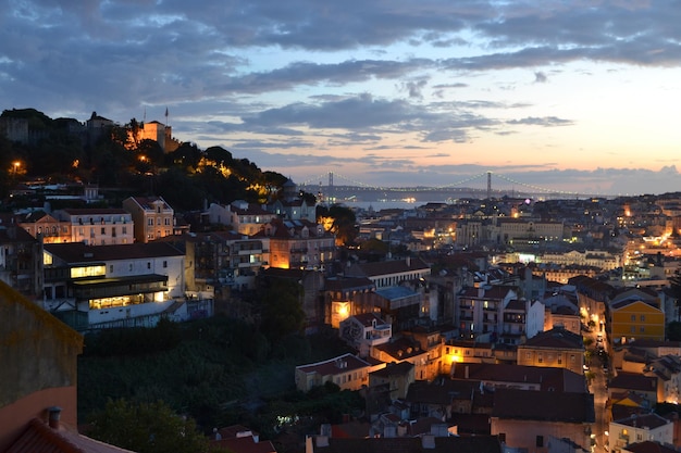 Paisagem urbana de Lisboa ao anoitecer