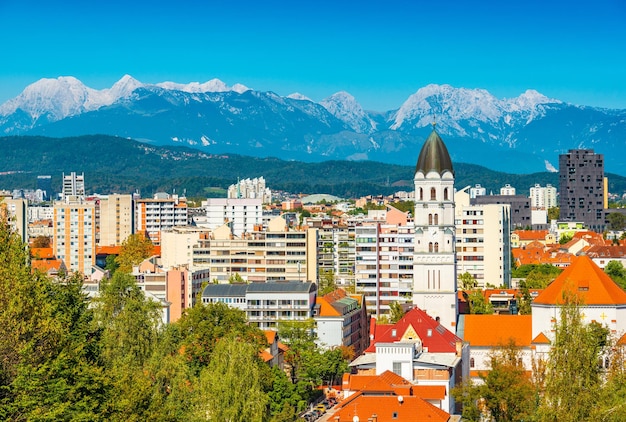 Paisagem urbana de Ljubljana com pitorescos Alpes nevados ao fundo, Eslovênia