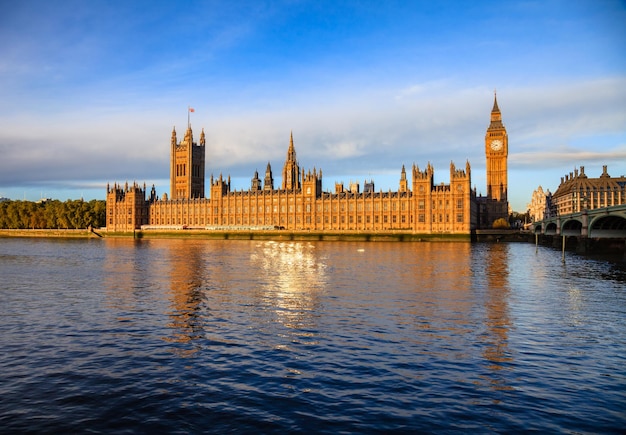 Paisagem urbana de Londres com o Palácio de Westminster Big Ben e Westminster Bridge em uma luz da manhã