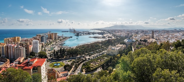 Paisagem urbana de Málaga com o porto e alguns dos principais monumentos a serem reconhecidos