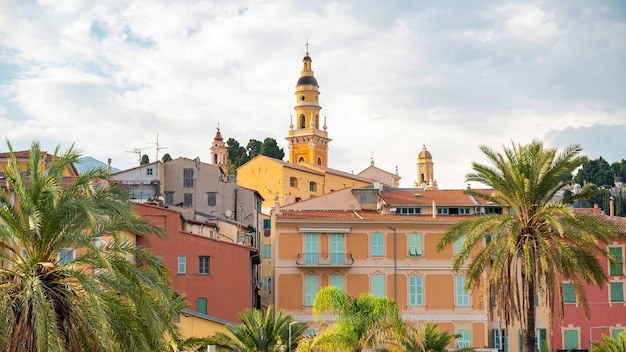 Paisagem urbana de menton, frança. edifícios tradicionais, basílica st. michel