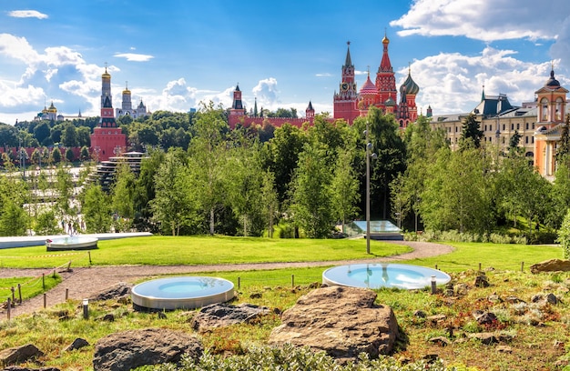 Paisagem urbana de Moscou no verão Rússia Projeto paisagístico no moderno Parque Zaryadye perto do Kremlin de Moscou