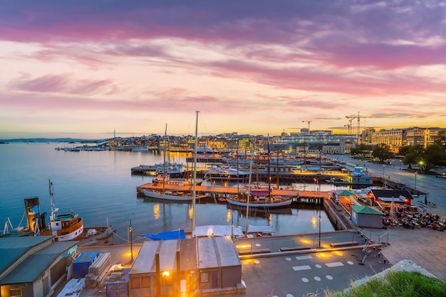 Paisagem urbana de oslo no centro da cidade na noruega ao pôr do sol