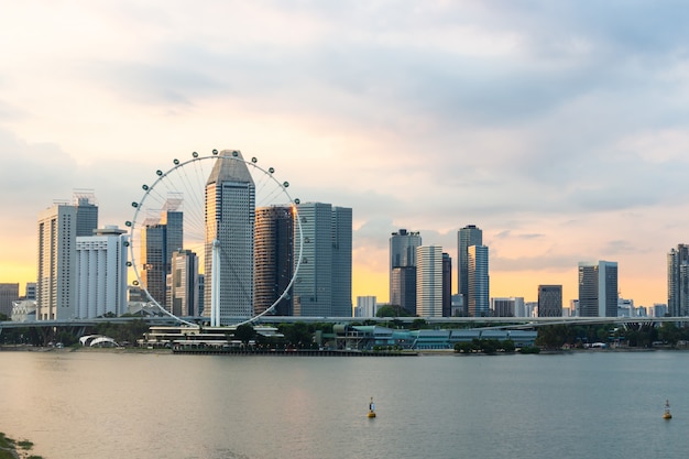 Paisagem urbana de panfleto de Singapura na Baía de marina e pôr do sol na hora do Crepúsculo