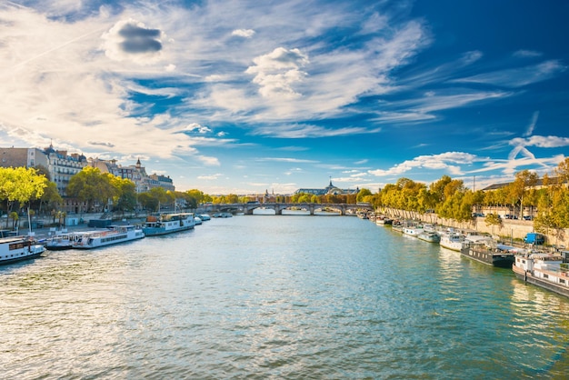 Paisagem urbana de Paris com vista sobre o Rio Sena