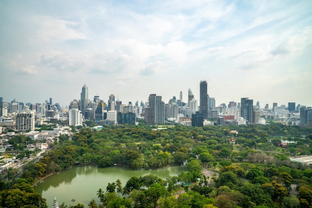 Paisagem urbana de parque público e arranha-céus no centro da cidade de metrópole