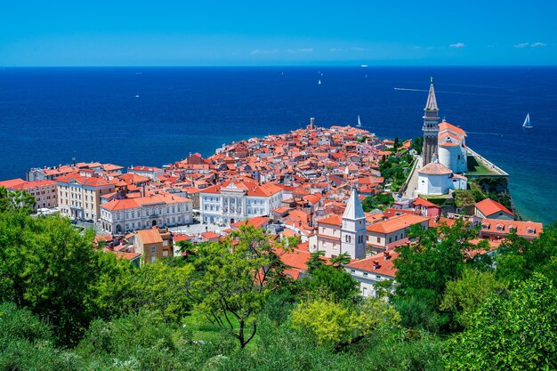 Foto paisagem urbana de piran, na eslovênia