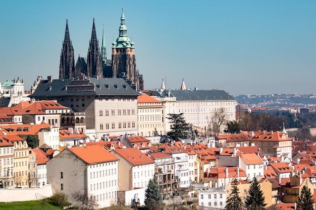 Paisagem urbana de Praga num dia ensolarado