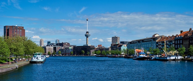 Paisagem urbana de Rotterdam com torre de observação euromast