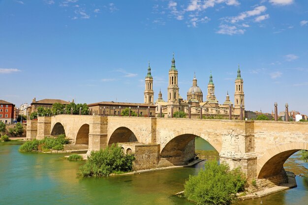 Paisagem urbana de saragoça com a ponte puente de piedra