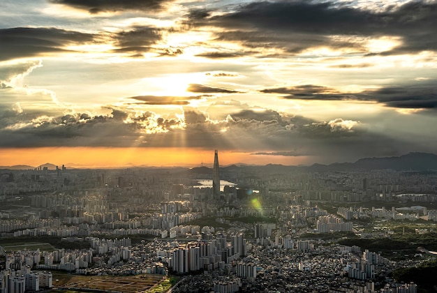 Paisagem urbana de Seul sob um céu nublado durante um belo nascer do sol na Coreia do Sul