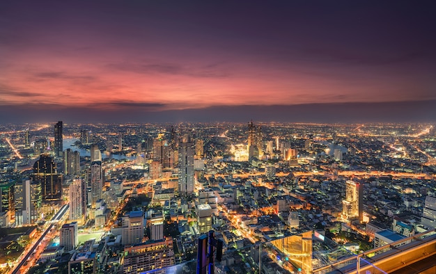 Paisagem urbana de tráfego leve com arranha-céus e Rio Chao Phraya na metrópole de Bangkok