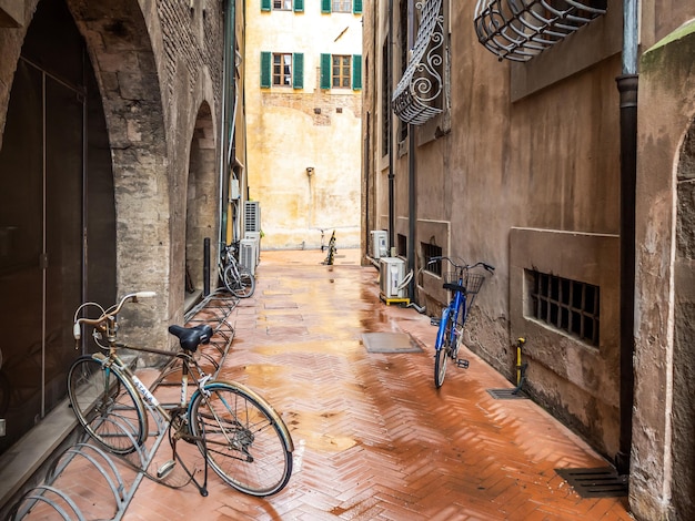 Paisagem urbana de uma cidade antiga com edifícios antigos, uma rua estreita e bicicletas. Conceito de viagem Itália