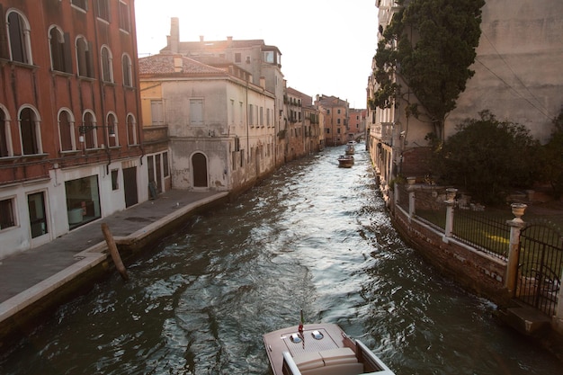 Paisagem urbana de Veneza ao pôr do sol, canal de água, ponte e edifícios tradicionais. Itália, Europa