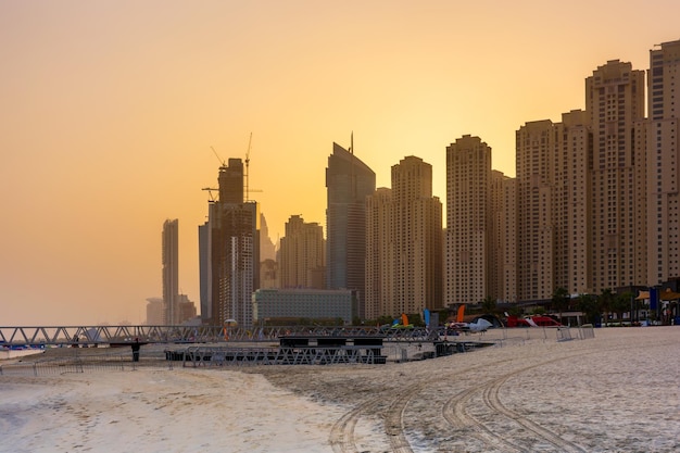 Paisagem urbana diurna da arquitetura moderna de Dubai da área de Marina de Dubai