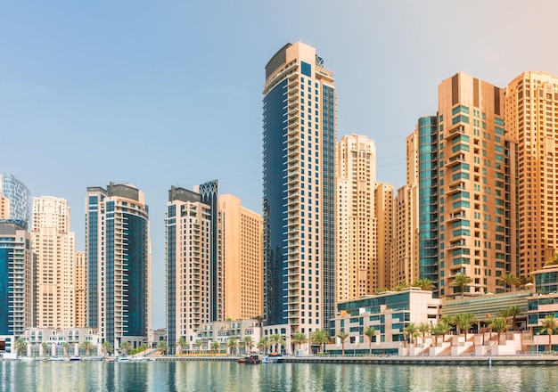 Paisagem urbana diurna da arquitetura moderna de Dubai da área de Marina de Dubai