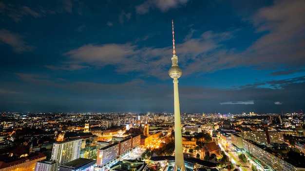 Paisagem urbana do centro da cidade com a Torre de Televisão de Berlim à noite Alemanha