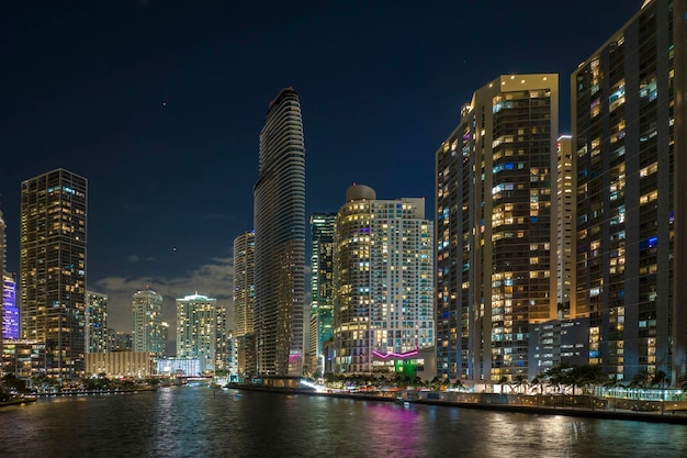 Paisagem urbana do centro da cidade de Miami Brickell na Flórida EUA Skyline com arranha-céus altamente iluminados em megapolis americana moderna