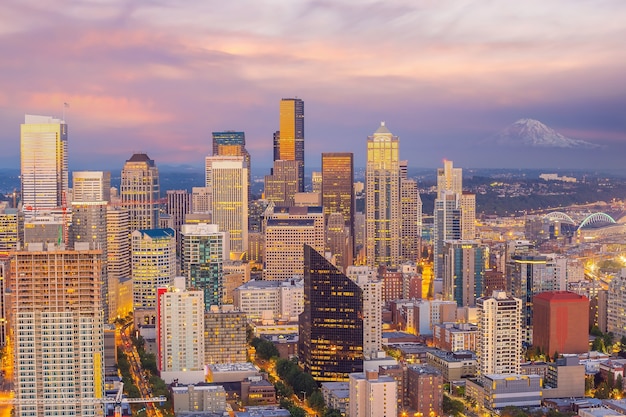 Paisagem urbana do horizonte da cidade de Seattle no centro dos Estados Unidos da América em susnset