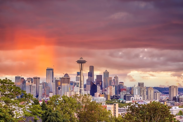 Paisagem urbana do horizonte da cidade de Seattle no centro dos Estados Unidos da América em susnset