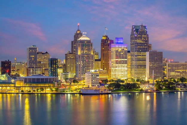 Paisagem urbana do horizonte de Detroit em Michigan, EUA, ao pôr do sol, tirada de Windsor, Ontário, Canadá