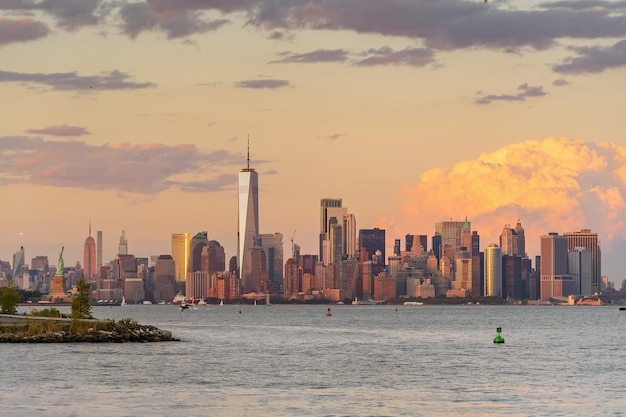 Paisagem urbana do horizonte de Manhattan na cidade de Nova York, nos Estados Unidos da América, com a Estátua da Liberdade