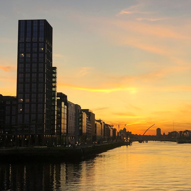 Paisagem urbana do pôr do sol de Dublin. Doca de Grand Canal, cidade de Dublin, Irlanda. Edifícios modernos da paisagem do pôr do sol