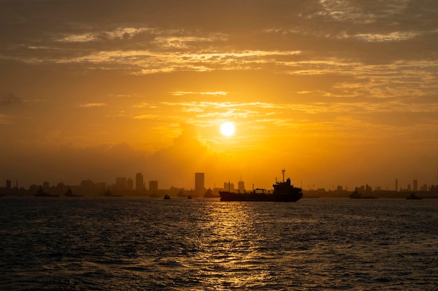 Foto paisagem urbana e incrível pôr do sol de verão sobre o mar arábico em mumbai bombaim, na índia