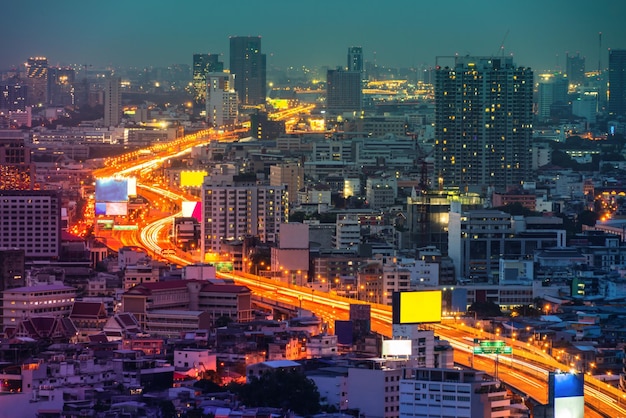 Paisagem urbana e rodovia no centro da metrópole