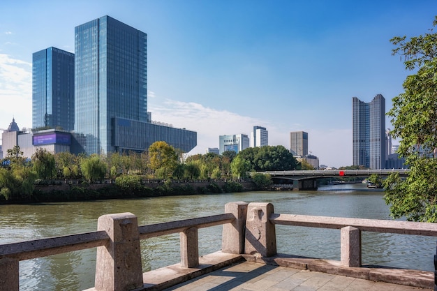 Paisagem urbana em ambos os lados do Grande Canal de Hangzhou