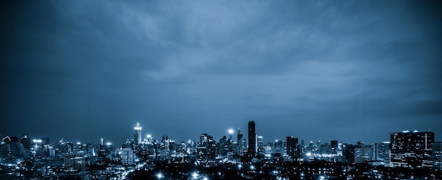 Paisagem urbana filtrada por azul e prédios altos no centro da cidade de metrópole