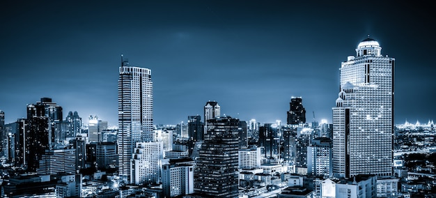 Paisagem urbana filtrada por azul e prédios altos no centro da cidade de metrópole