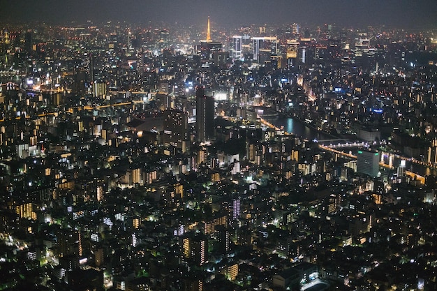 Paisagem urbana iluminada à noite