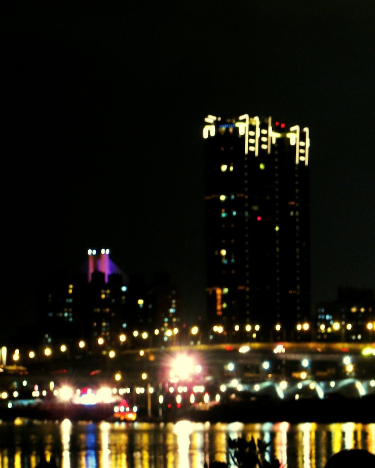 Foto paisagem urbana iluminada à noite