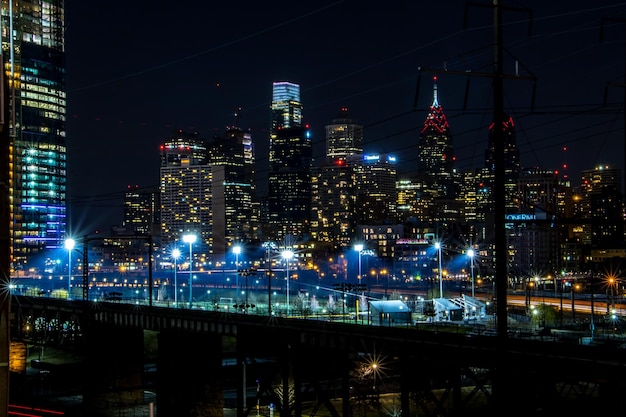 Paisagem urbana iluminada à noite