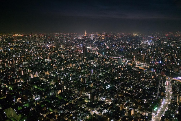 Paisagem urbana iluminada contra o céu à noite