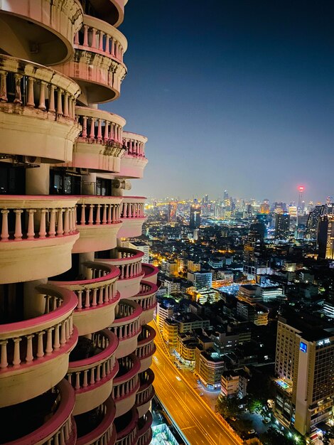 Foto paisagem urbana iluminada contra o céu à noite