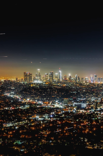 Paisagem urbana iluminada contra o céu à noite