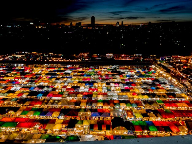 Foto paisagem urbana iluminada contra o céu à noite