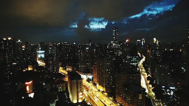 Foto paisagem urbana iluminada contra o céu à noite