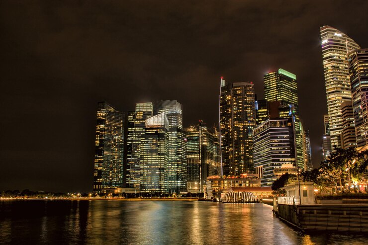 Foto paisagem urbana iluminada contra o céu à noite