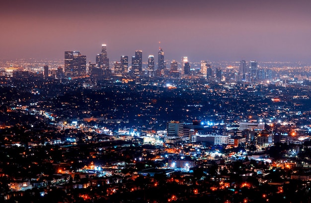 Paisagem urbana iluminada contra o céu à noite