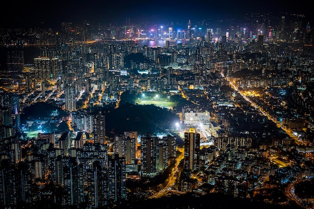 Paisagem urbana iluminada contra o céu à noite