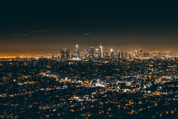 Paisagem urbana iluminada contra o céu à noite