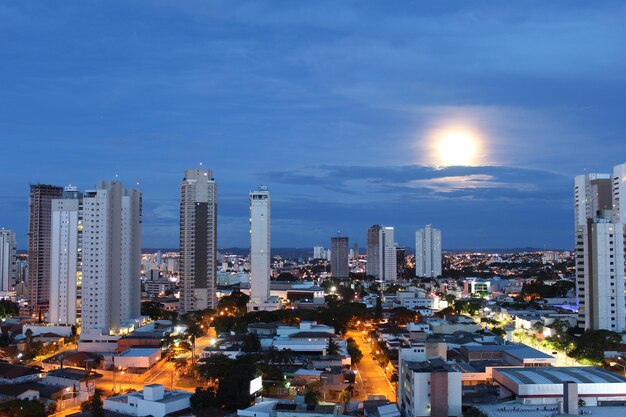 Paisagem urbana iluminada contra o céu